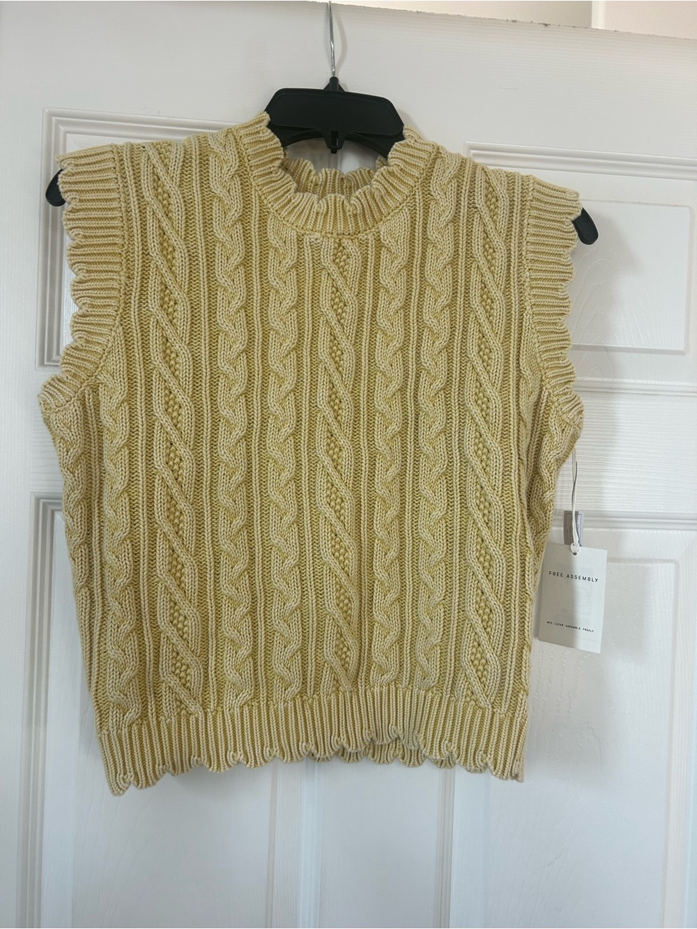 Cable Knit Sleeveless Sweater Vest - pale yellow